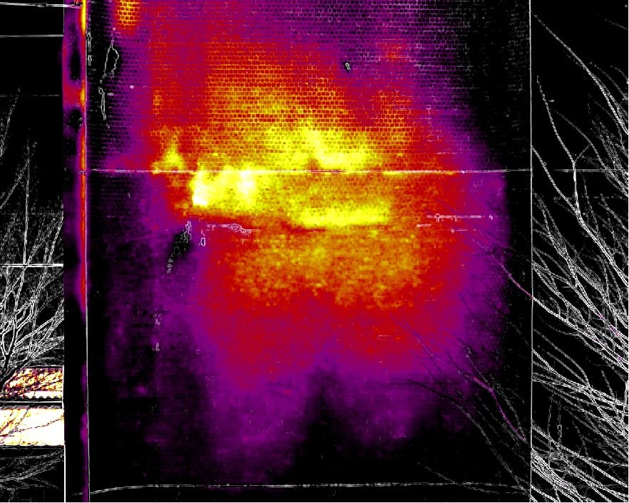 The thermal image of the opening wall with outlines from the visible image overlaid